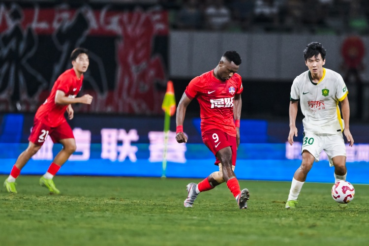 足球報(bào)：梅州近兩年深陷經(jīng)濟(jì)危機(jī)，如今的排名與投入基本成正比