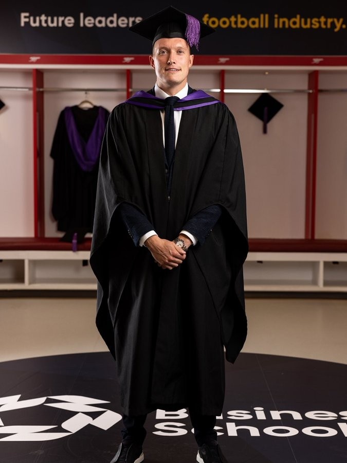 ??曼聯(lián)舊將菲爾-瓊斯從PFA商學(xué)院畢業(yè)，獲得體育總監(jiān)文憑??