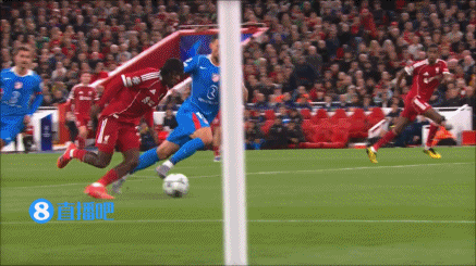 弗林蓬傳中反彈打到朗格萊手上，裁判觀看VAR后取消點球