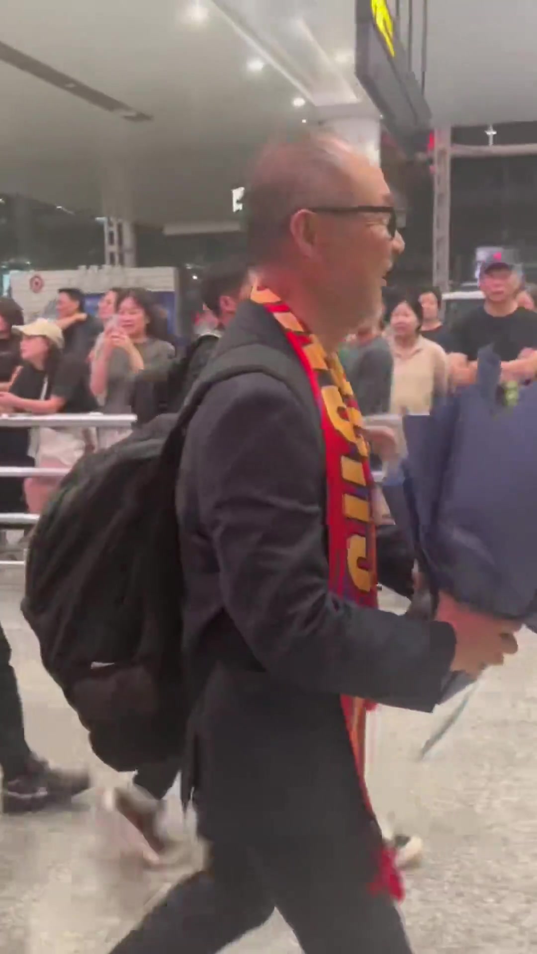 將接手重慶銅梁龍！重慶廣電曬視頻：張外龍已抵達(dá)江北國(guó)際機(jī)場(chǎng)