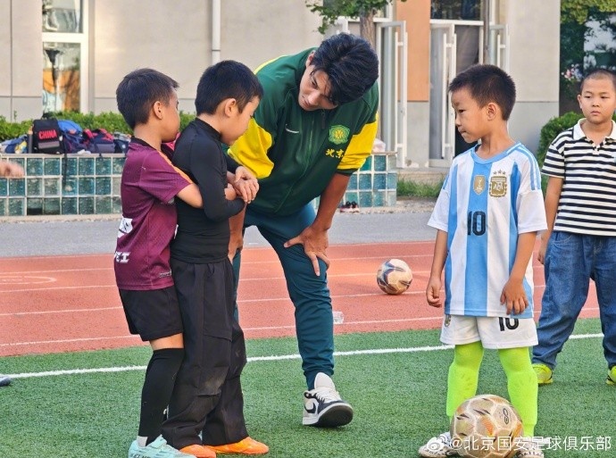 國安球員走進(jìn)北京小學(xué)翡翠城分校，開展足球公益課活動