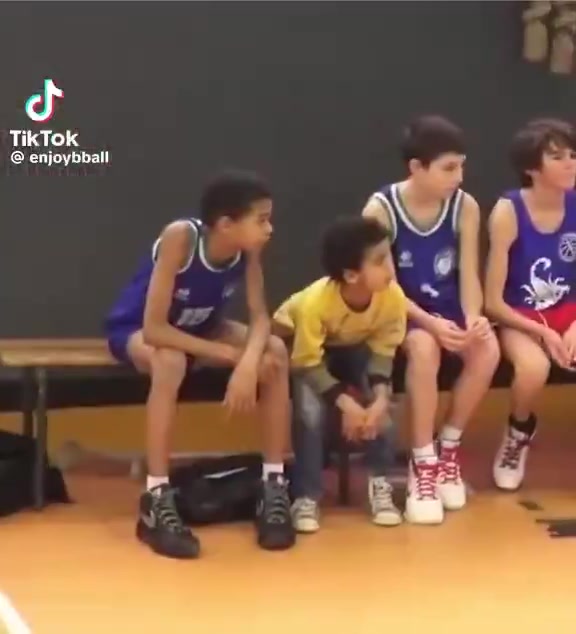 ??很喜歡生氣砸球??！小時候的文班亞馬是怎么打球的？