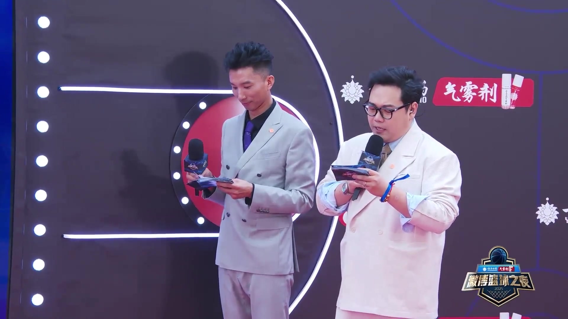 前男籃隊長！周鵬攜妻子亮相微博籃球之夜 這是什么神仙顏值啊