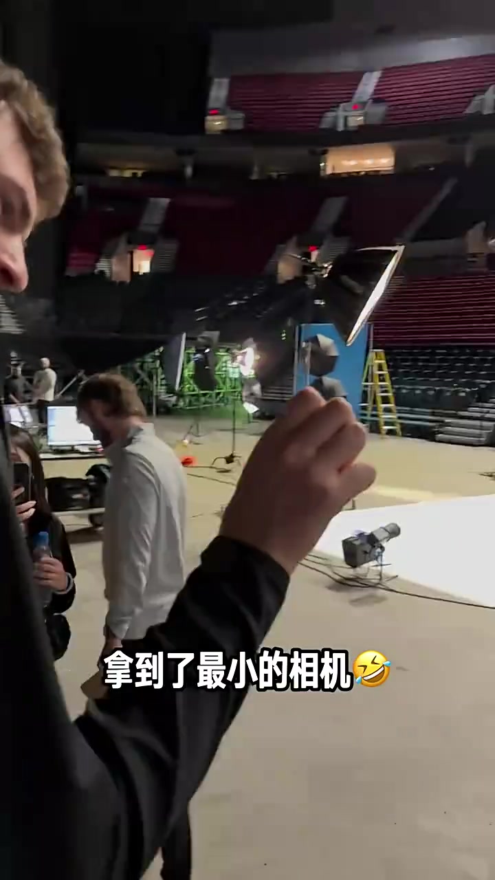 哈哈！新賽季媒體日克林根和楊瀚森拿著微型相機(jī)互拍