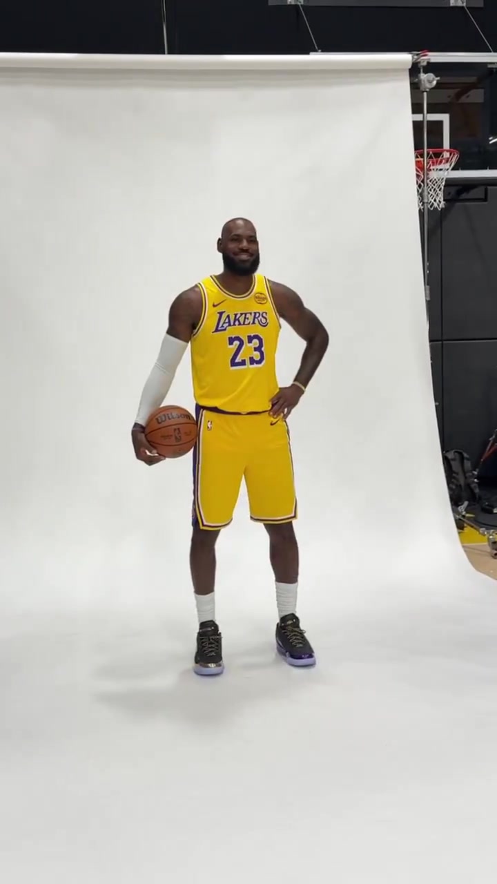 NBA官推曬詹姆斯拍攝定妝照：LBJ參加史無前例的第23個媒體日！