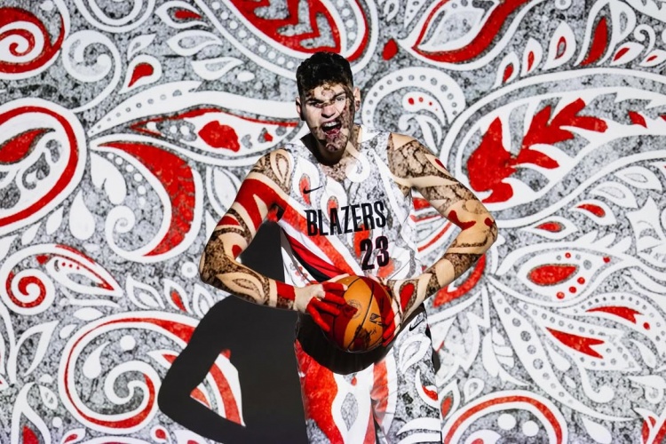 開拓者首發(fā)中鋒？克林根社媒曬顏色絢爛的定妝照：NBA第二年